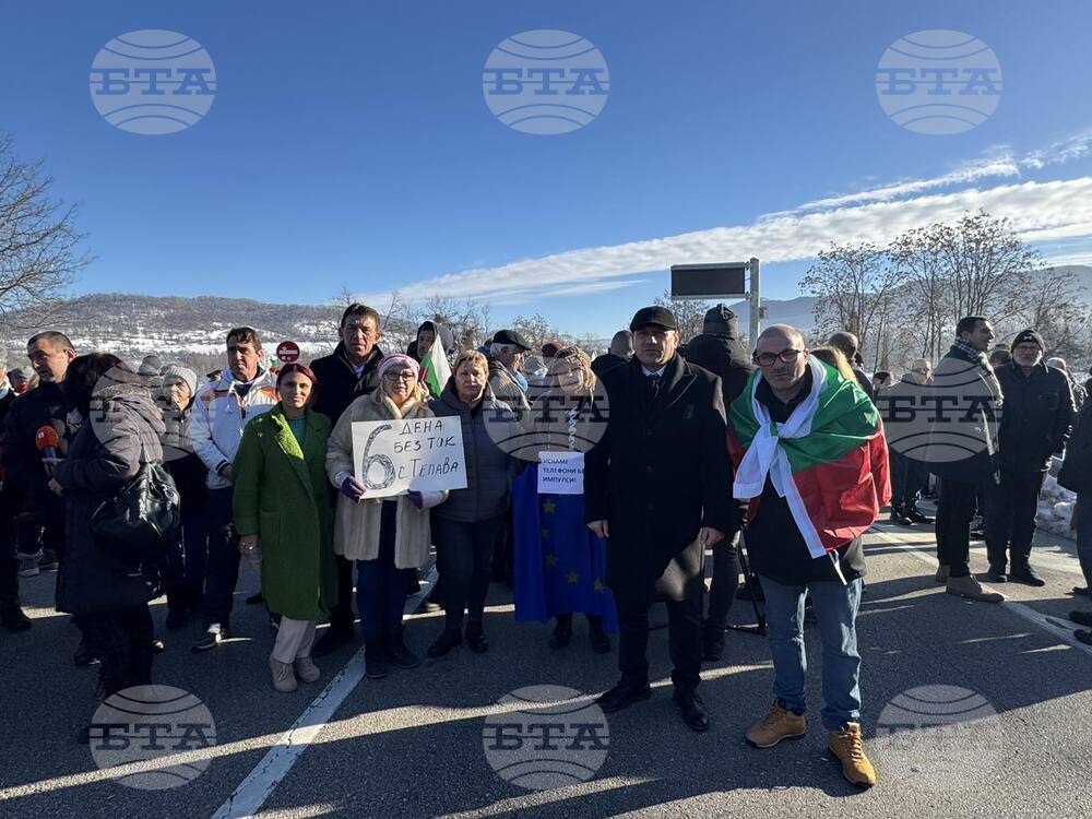 Протестиращи срещу проблемите с електроснабдяването затвориха за час главния път София – Варна при пътен възел „Абланица“ 