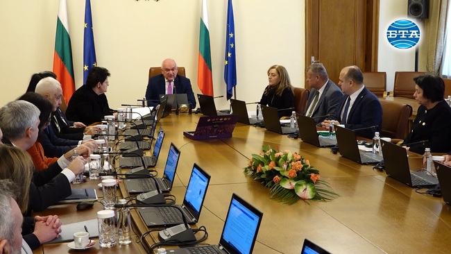 Ще отпуснем два милиона лева за над 20 хил. домакинства, засегнати от липсата на ток, каза служебният премиер Главчев