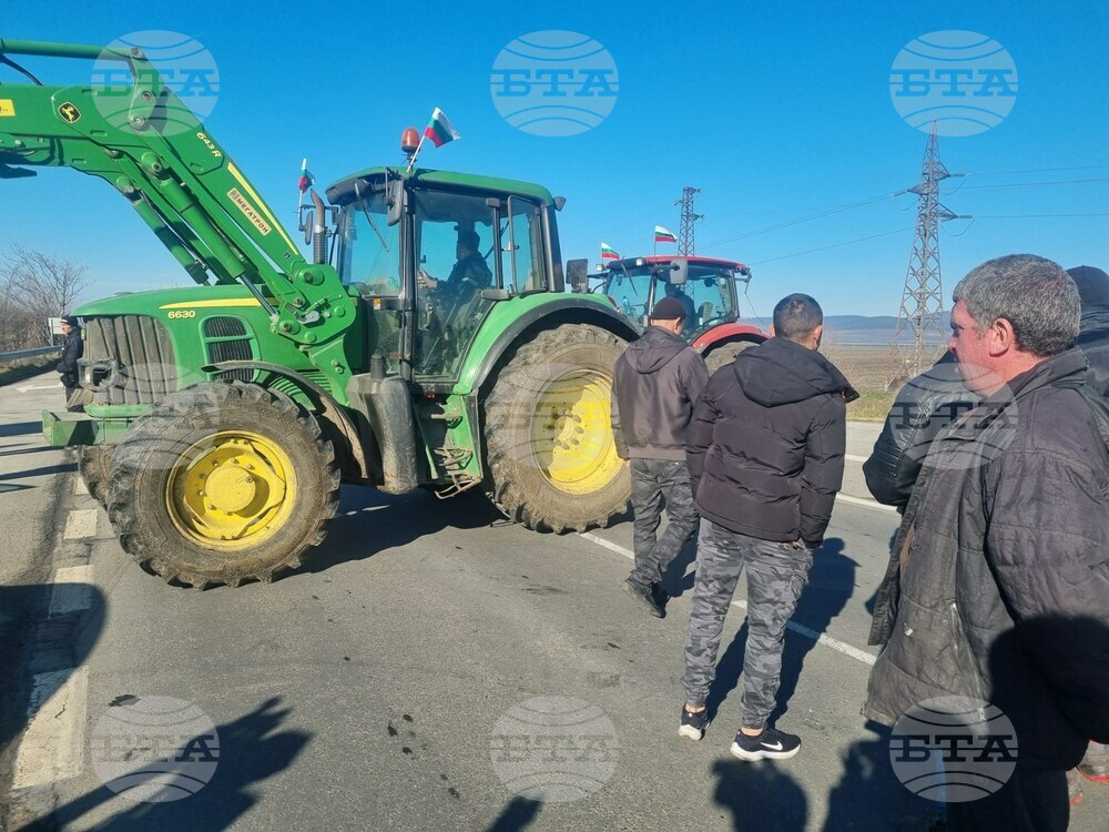 Животновъди затвориха пътя Карнобат - Шумен в знак на протест във връзка със случая със заболели овце в с. Сигмен