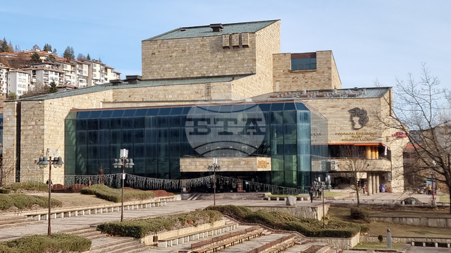 Над 2700 лева са събрани от благотворителни инициативи на Родопски драматичен театър за лечението на мъж от Смолян