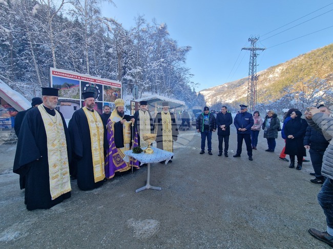 Молебен за по-малко катастрофи и жертви по пътищата отслужи смолянският епископ Висарион