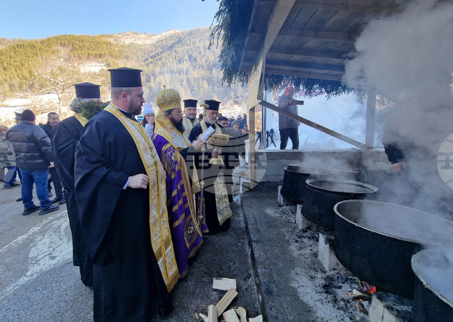 Село Забърдо - главен път Асеновград - Чепеларе - молебен