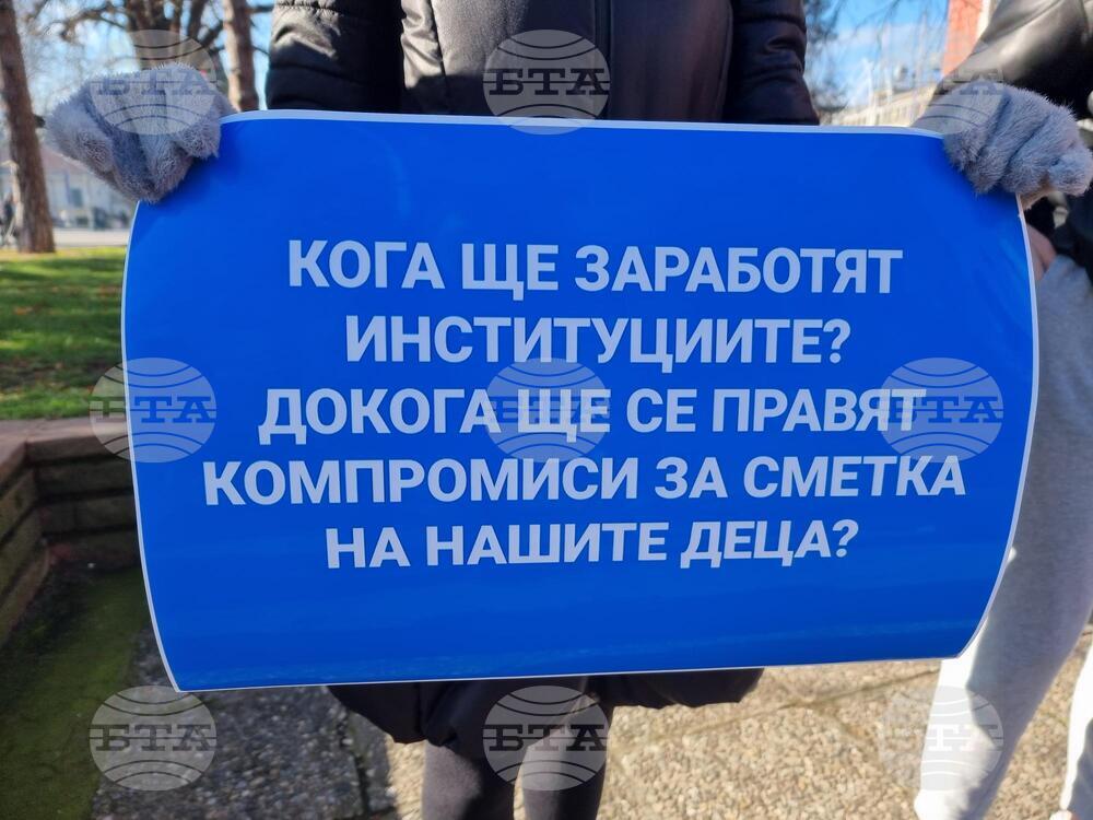 Трети ден кюстендилци протестират заради пътния инцидент, при който загина 18-годишно момиче