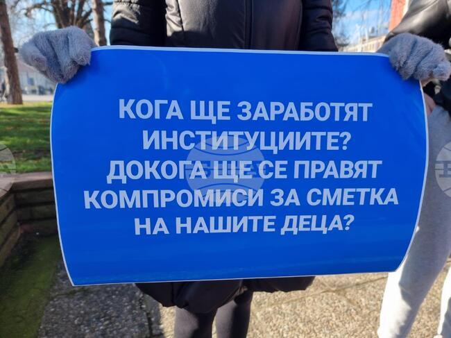 Трети ден кюстендилци протестират заради пътния инцидент, при който загина 18-годишно момиче