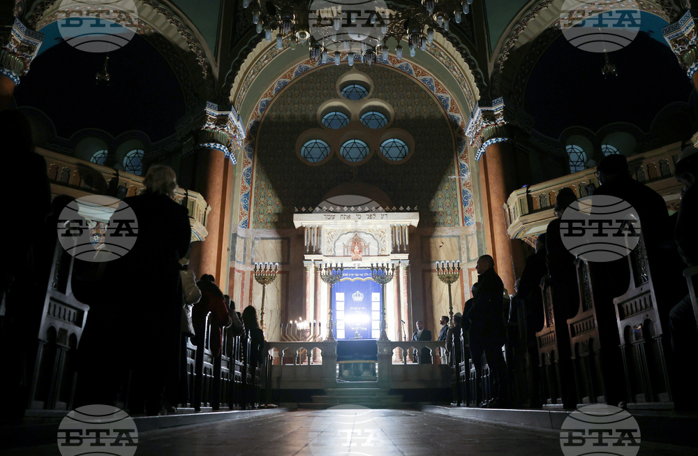 Централна Софийска синагога - запалването на шестата свещ на Ханука - церемония