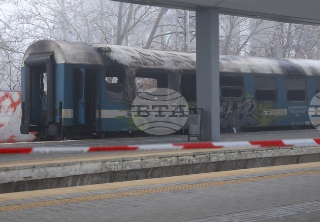 Трима души са загинали при пожар във вагон на Централната жп гара в София 