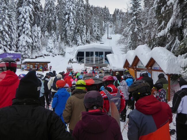 Ски патрул хвана двама мъже да хвърлят саморъчно свити цигари с марихуана на писта в Боровец