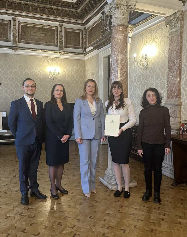 Посланик Десислава Найденова-Господинова връчи поощрителна награда за най-добър студент българист