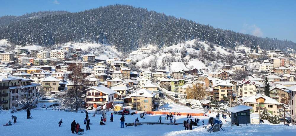Детски снежен парк „Дьортевото“ в сърцето на Чепеларе отново радва посетителите си с безплатно ползване на съоръженията