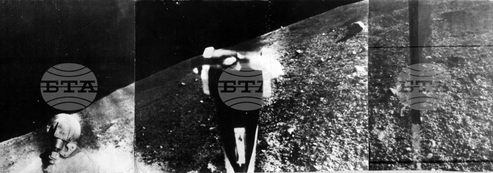 На 2 януари 1959 г. ракетата „Луна 1“ поставя началото на космическата програма „Луна“