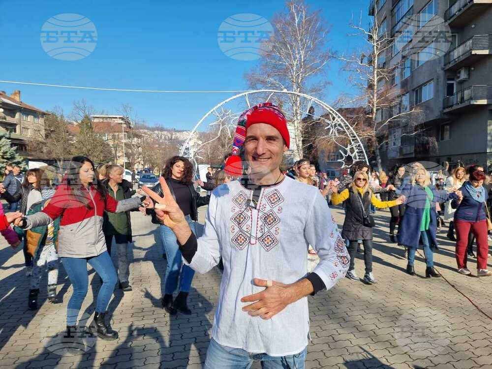 Традиционната обедна хоротека във Велико Търново събра стотици танцьори в последния ден от годината