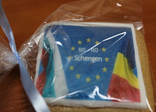 ОА Русе: С бисквитки с надпис BG-RO Schengen посрещат преминаващите през ГКПП „Дунав мост“ при Русе – Гюргево 