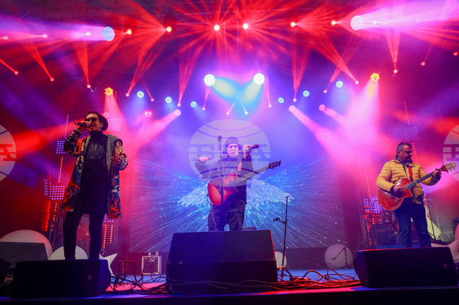 В първата авторска песен на „Фондацията" участват Любо Киров, Дара, Михаела Маринова, Елизабет и Славин Славчев