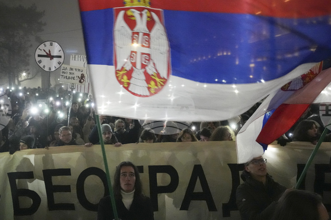 Защо протестиращите студенти в Сърбия пеят песен от младостта на родителите си?