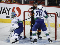 Canucks Flames Hockey