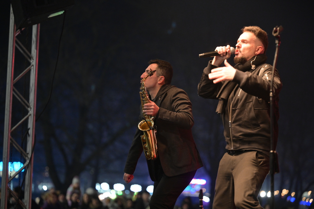 Русе посрещна Нова година с песните на Графа и традиционното Дунавско хоро