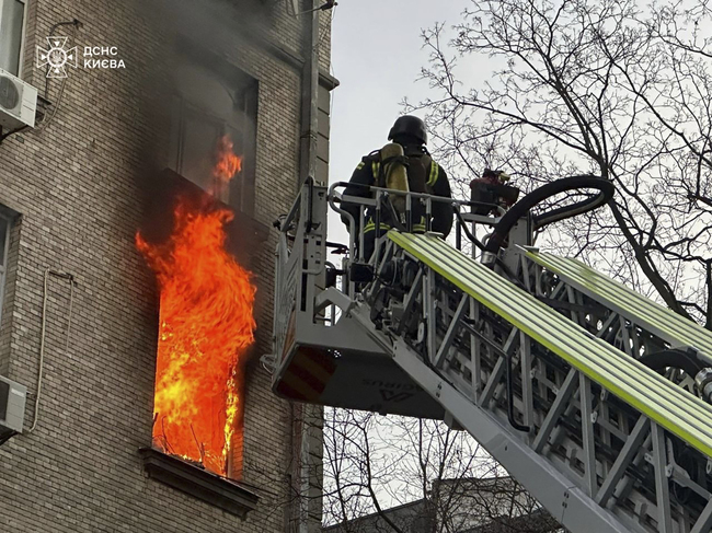 Двама души бяха убити при руските удари в Украйна тази нощ, обявиха местните власти