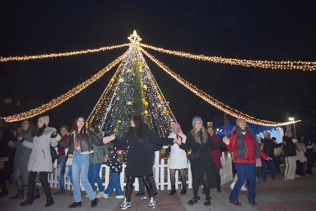 С „Нова годино, добре си дошла” Разград посрещна на площада 2025-та 