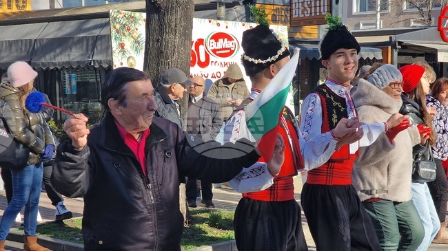 В Шумен се хванаха на късметлийско хоро в първия ден на 2025 година