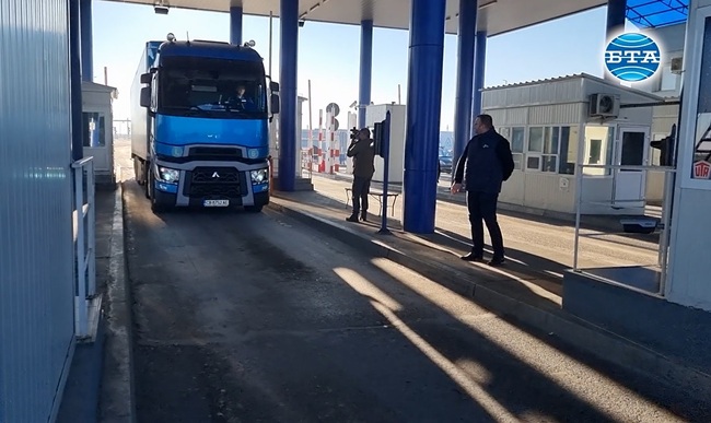 До една минута отнема спирането за заплащането на таксата за преминаване по „Дунав мост 2“ при Видин – Калафат, каза Павел Паунов