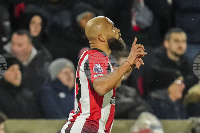 Тотнъм се конкурира с Манчестър Юнайтед за подписа на нападателя на Брентфорд Мбемо