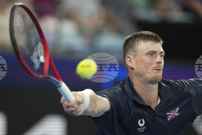 "Щастливият губещ" Били Харис достигна втория кръг на тенис турнира в Ийстбърн