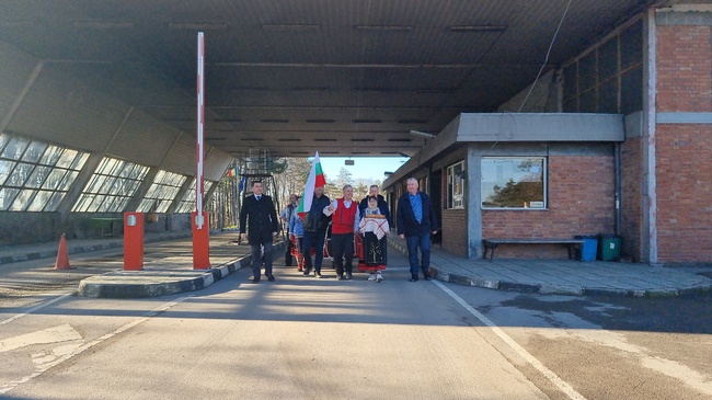 Кметовете на Генерал Тошево, село Кардам и румънската община Негру Вода преминаха границата с питка и хоро