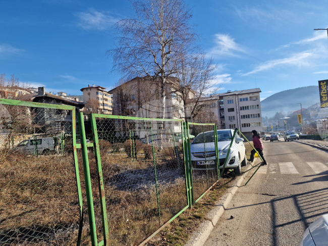 Лека кола самокатастрофира до пешеходна пътека в Смолян, шофьорът е починал