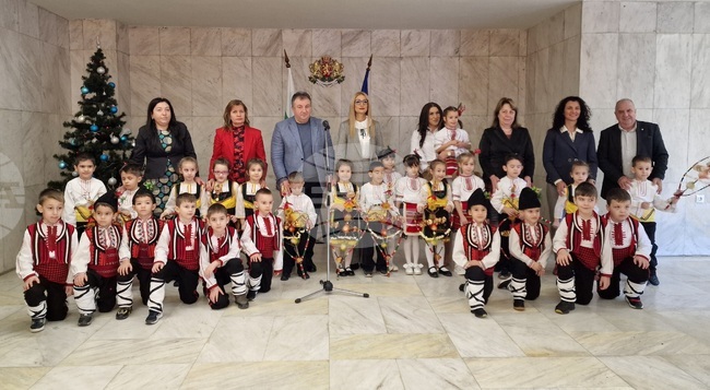 Възпитаници на Детска градина "Звънче" сурвакаха и наричаха за здраве в Община Шумен 