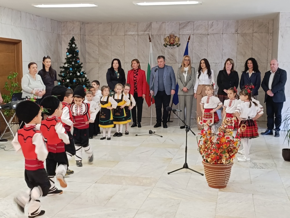 Община Шумен: Деца от детска градина „Звънче“ сурвакаха в Община Шумен