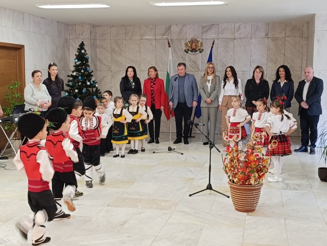 Община Шумен: Деца от детска градина „Звънче“ сурвакаха в Община Шумен