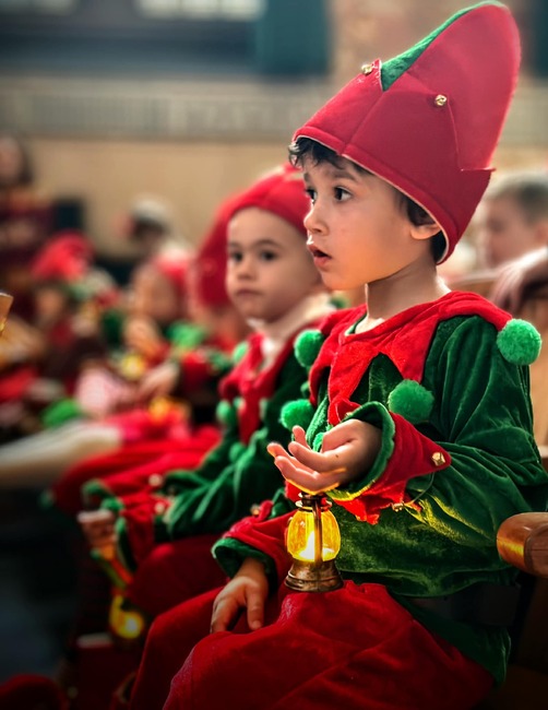 Училище „Христо Ботев“ в Ню Йорк отправи новогодишен поздрав с „танц на джуджета“