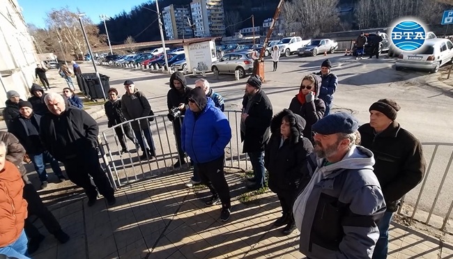 Жители на община Ловеч излязоха на протест заради проблемите с електрозахранването по празниците