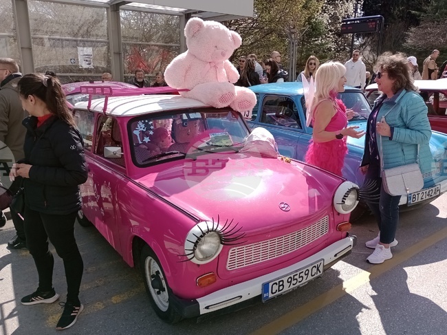Международният "Трабант фест" ще събере за 14-ти път във Велико Търново легендарните ретро автомобили и техните любители