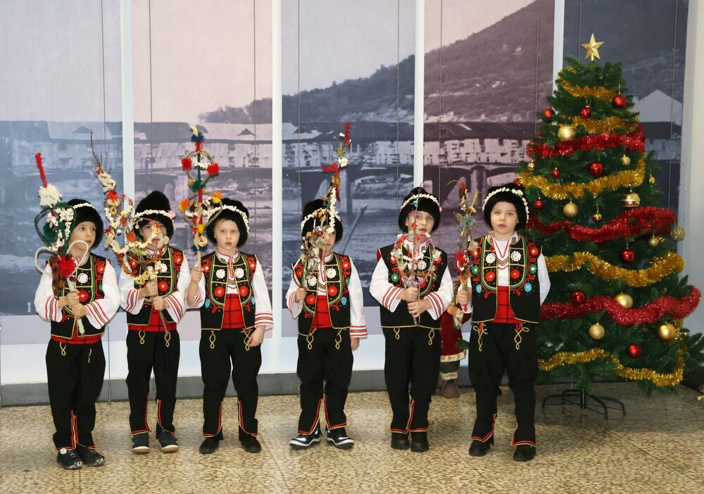 Малки сурвакари гостуваха в Община Ловеч през първия работен ден на 2025 година