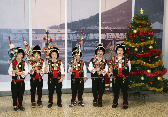 Малки сурвакари гостуваха в Община Ловеч през първия работен ден на 2025 година