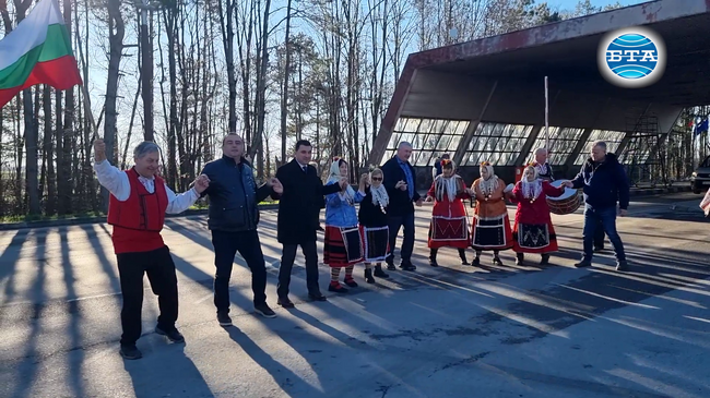 Кметовете на Генерал Тошево, село Кардам и румънската община Негру Вода преминаха границата с питка и хоро