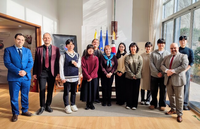 Студенти от специалност „Българистика“ в Университета „Ханкук“ в Сеул бяха на посещение в Посолството на България в Южна Корея