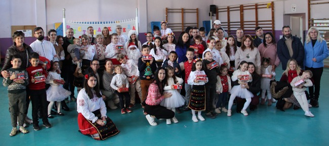 С танци, песни и театрални изпълнения премина коледното тържество на училище „Знам и мога” в испанския град Чиривея