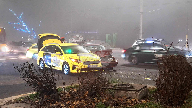 Катастрофа между два леки автомобила стана на "Орлов мост" в столицата