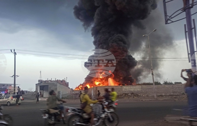 Един човек загина и 13 бяха ранени при пожар, избухнал в търговски център в Йемен