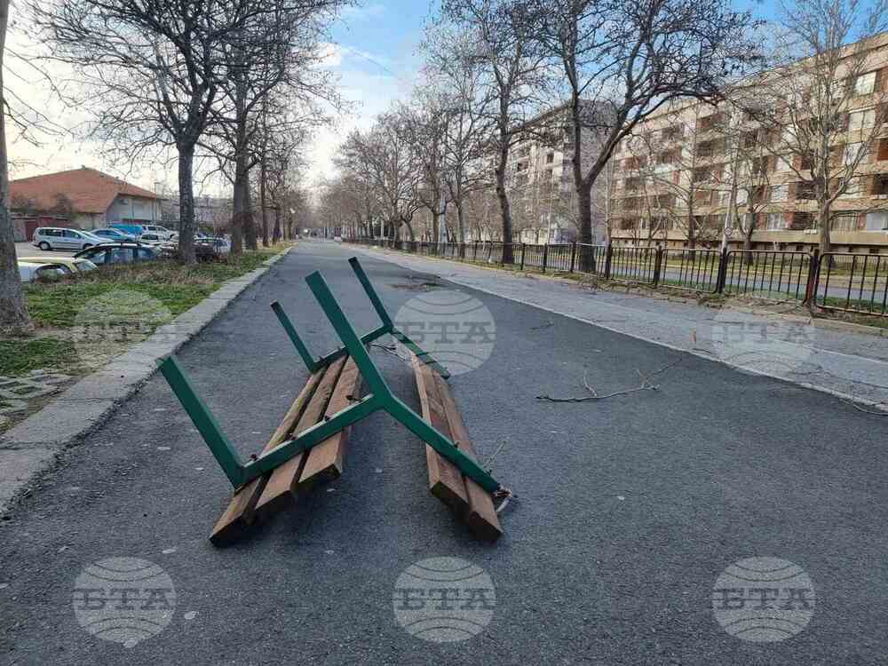 Общинските екипи в Сливен отстраняват щети след силния вятър