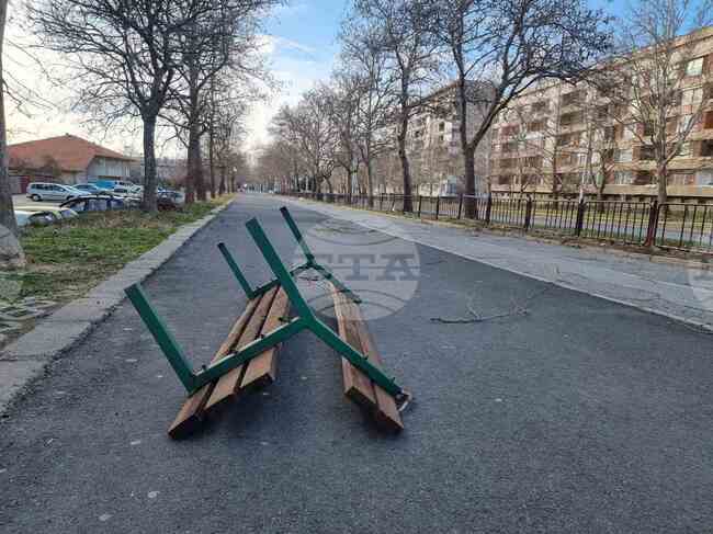 Общинските екипи в Сливен отстраняват щети след силния вятър 