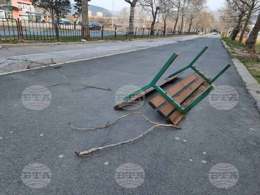 Скоростта на вятъра в Сливен надвишава 80 км/ч