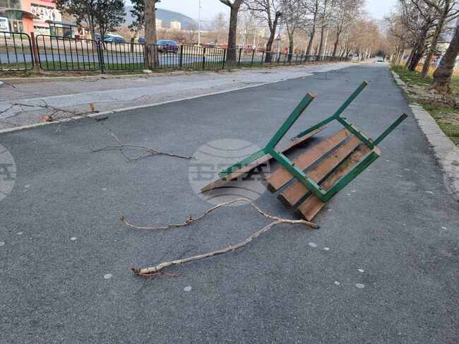 Скоростта на вятъра в Сливен достига 80-90 км/ч