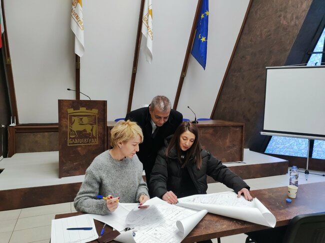 Община Благоевград: Започна подаването документи за открита площ за продажба на мартеници в Благоевград. Кметът Илко Стоянов се срещна с хората, за да се увери, че процесът по прием протича нормално