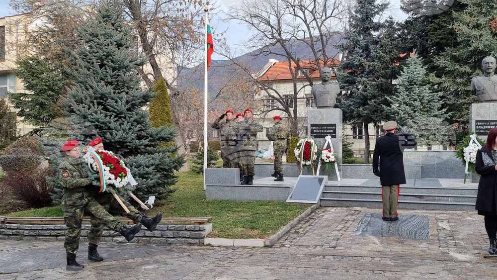 С тържествен военен ритуал в Сопот отбелязаха 165 години от рождението на генерал Георги Вазов