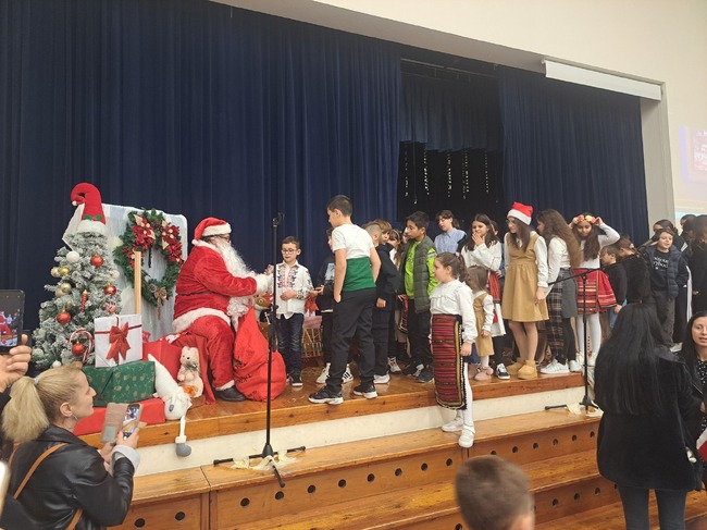 Коледно тържество се състоя в училище „Родна стряха“ в Арадипу, Кипър 