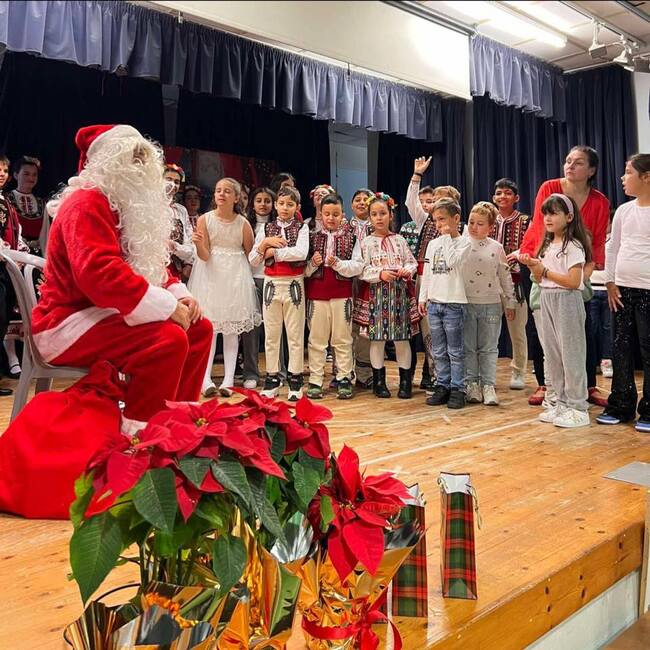Дядо Коледа посети възпитаниците на училище „Д-р Петър Берон“ в Ларнака