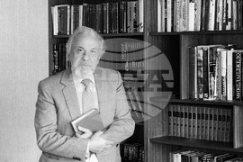 Проф. Боян Ничев - литературовед, славист